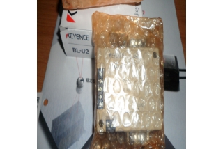 基恩士 BL-1301 条码读码器搭配 BL-U2 通讯单元，赋能产线追溯应用